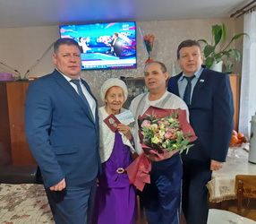 Сергей Агапов и Владимир Дмитриев вручили юбилейную медаль жительнице блокадного Ленинграда